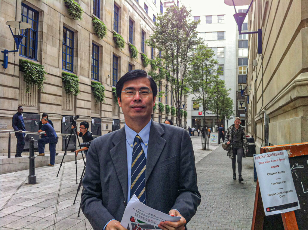 陳其邁2011年陪同蔡英文重回倫敦政經學院圖片來源:陳其邁/Facebook